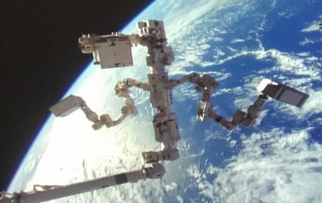 "Двурукий" робот на МКС изобразил популярный смайлик