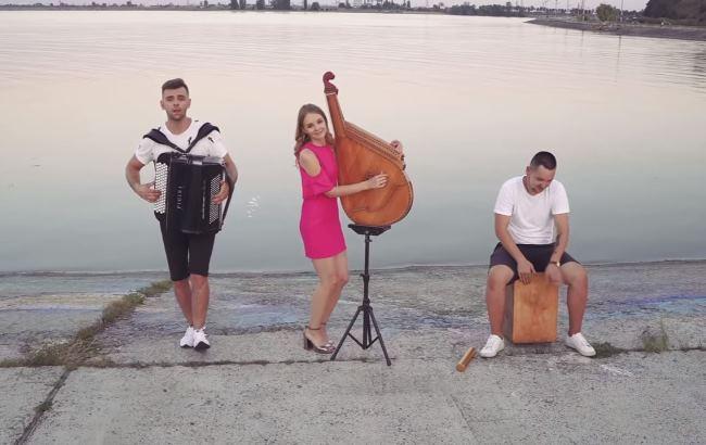 Українці зіграли на народних інструментах найпопулярнішу пісню у світі (відео)