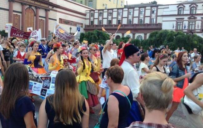 В Одессе театралы в пачках устроили праздничный марш