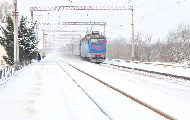 Негода в Україні: в УЗ заявили, що перший сніг не вплинув на рух поїздів