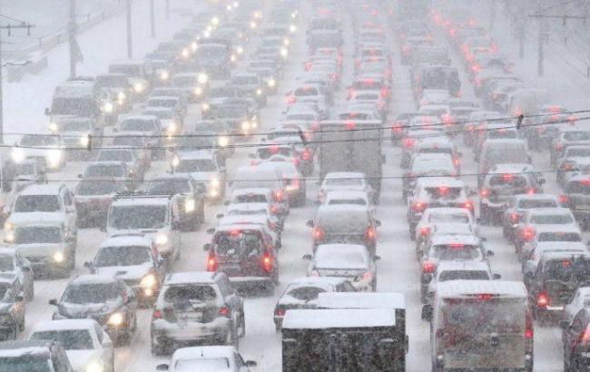 У Києві через снігопад громадський транспорт курсує з відхиленням від розкладу