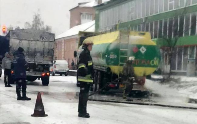 В Киевской области при столкновении фуры с бензовозом произошла утечка горючего