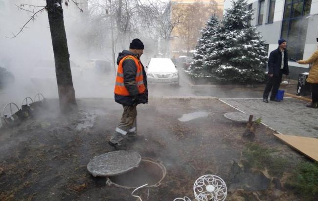 Прорив труби у Києві: ремонтні роботи триватимуть до завтра