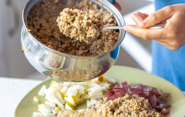 Ніколи не робіть це, коли готуєте вівсянку: результат розчарує