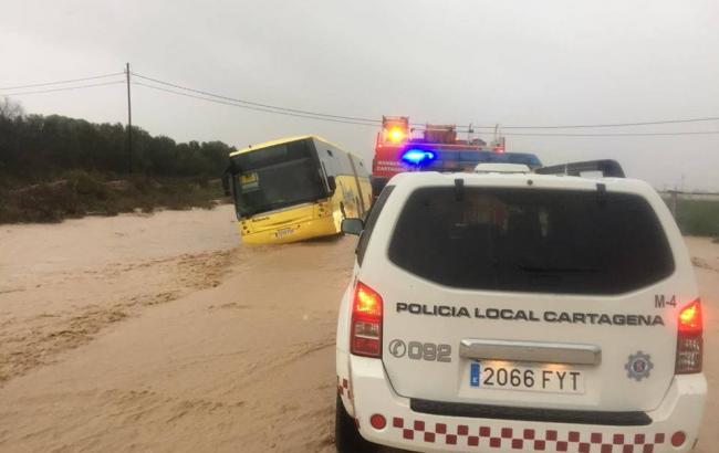 В Испании автобус со школьниками попал в аварию из-за ливней