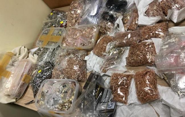 У аеропорті "Львів" затримали українця за контрабанду ювелірних виробів