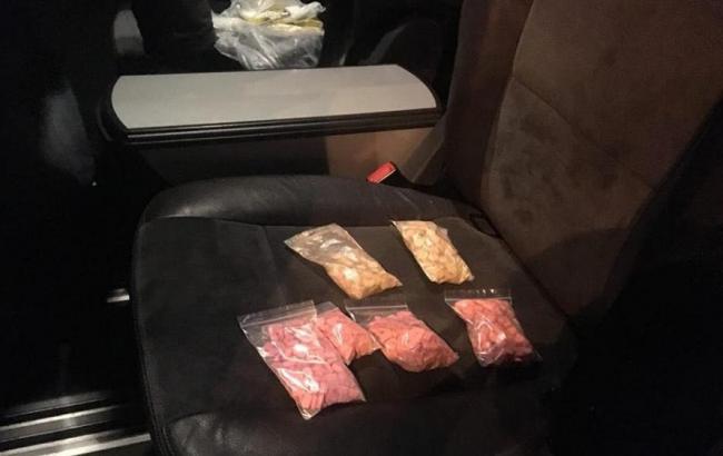 В Киеве задержали наркоторговцев с партией психотропов на 1 млн гривен