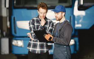 Зарплати до 114 тисяч: у яких сферах в Україні та Польщі зараз платять найбільше