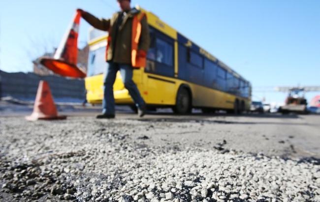 В Киеве автобус врезался в остановку