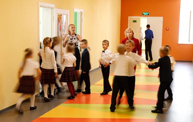 До конца года 250 украинских школ обеспечат светоотражающими жилетами