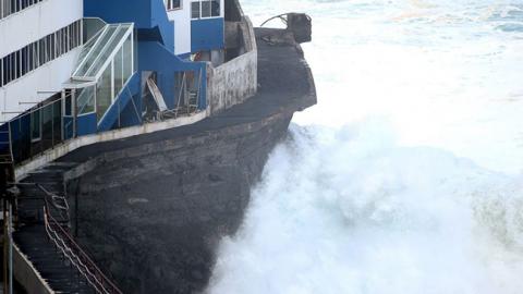 На Канарах хвилі зруйнували балкони готелю до третього поверху