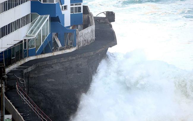 На Канарах хвилі зруйнували балкони готелю до третього поверху