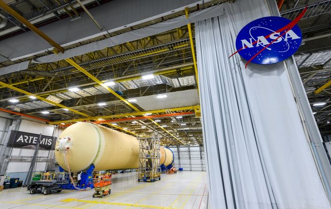 Поверне людей на Місяць. NASA закінчує збирати ракету SLS (фото)