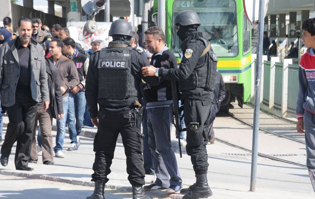 В Тунисе задержали 3 подозреваемых в организации взрыва в автобусе