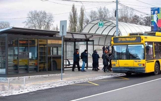 Ребенка увезла "скорая": в Киеве автомобиль протаранил троллейбус (видео)