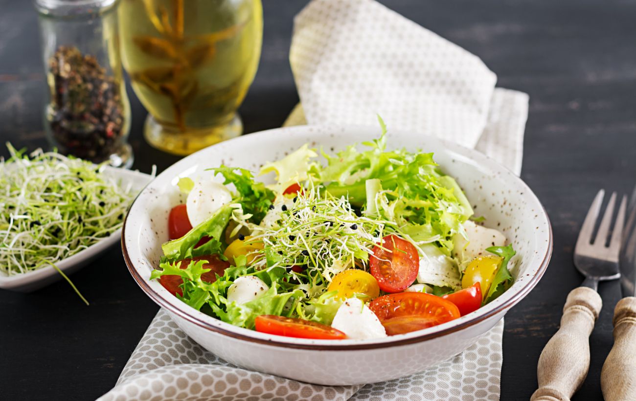 11 найкорисніших інгредієнтів, які варто додавати до салатів