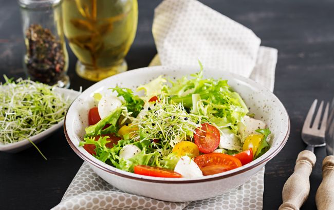 11 самых полезных ингредиентов, которые стоит добавлять в салаты
