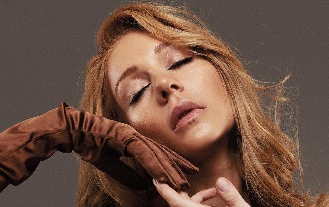 "Даже в школе с красной помадой": Тина Кароль показала редкий детский снимок