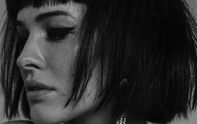 "Нежная зима": Даша Астафьева очаровала романтичным клипом