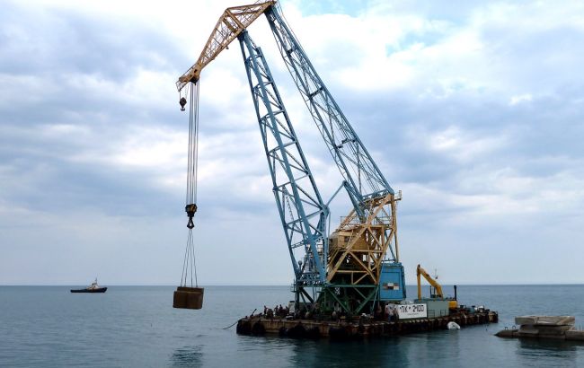 У Криму під Ялтою затонув російський плавучий кран, є жертви