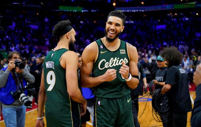 Победный трехочковый звезды "Бостона" завершил битву лидеров Востока: момент дня в НБА