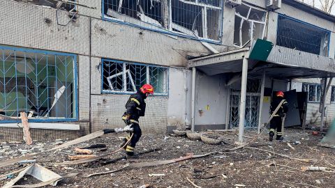 "Зайчик, я жив". В Кривом Роге спасатели попали под повторный удар РФ (видео)