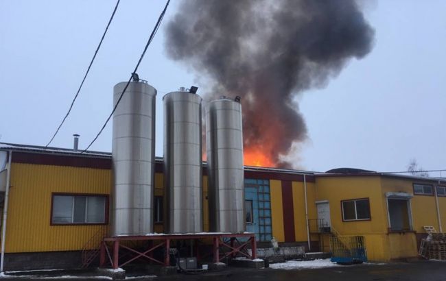В Винницкой области горит маслозавод