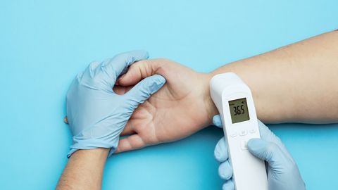 Пониженная температура тела: врачи назвали причины и главные опасности