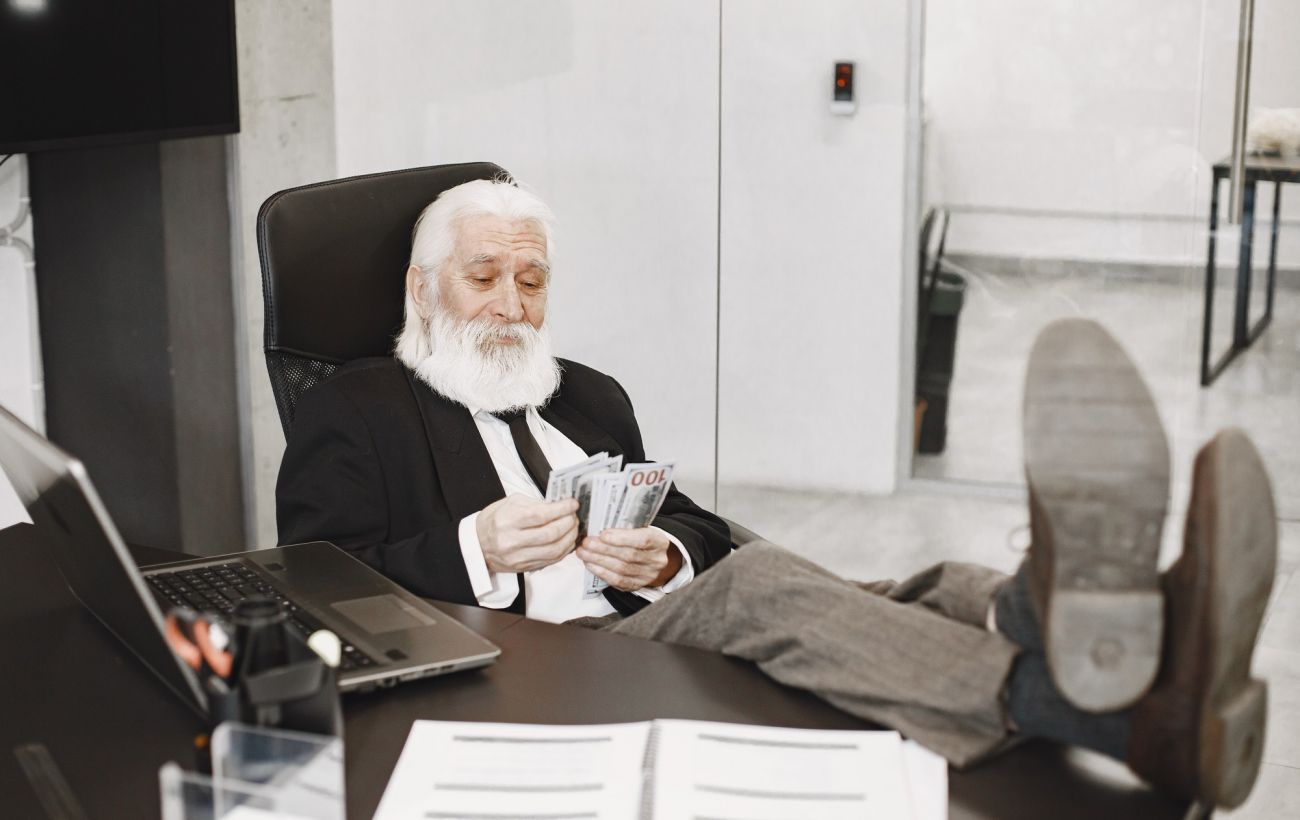 Фінансово успішні люди уникають цих звичок: 10 речей, які вгонять вас у борги