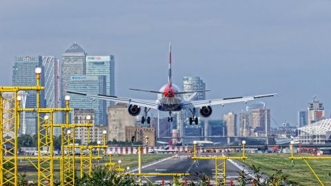 Аеропорт Лондона зачиняється до кінця квітня