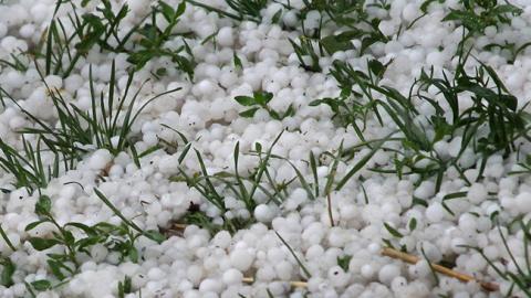 Синоптики попереджають про град на сході і півдні України