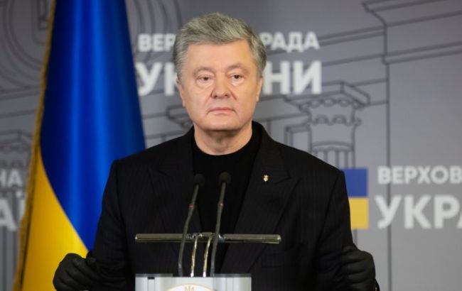 Порошенко вимагає владу забезпечити лікарів зарплатами, тестами і страхуванням