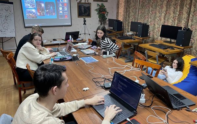 Українські учні розробили ШІ-сервіс, який бореться з дезінформацію в медіапросторі