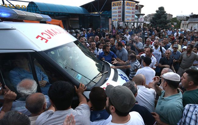 У зіткненнях біля захопленої будівлі в Єревані постраждали четверо поліцейських