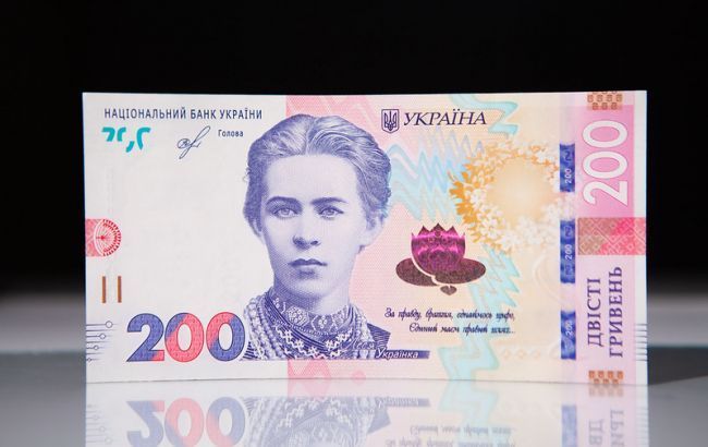 Госстат сравнил зарплаты женщин и мужчин в Украине