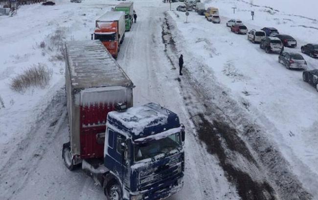 "Укравтодор" рассказал о ситуации на трассах из-за снегопада