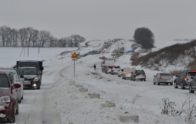 В Полтавской области в пробках из-за снегопадов застряли 800 автомобилей