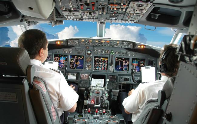 Авіакомпанії в Європі хочуть заборонити пілотам перебувати в кабініпо одному