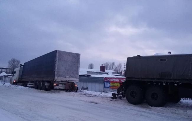 На Донбассе из-за непогоды образовались пробки из грузовиков