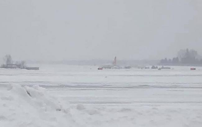 Аеропорт Львова призупинив роботу після інциденту з літаком