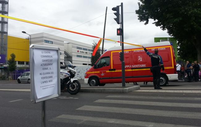 Спецназ евакуював заручників з магазину під Парижем