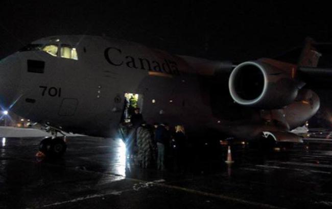 В Україну прибув літак з військовою допомогою від Канади