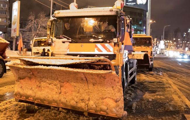 В Киеве работает более 450 единиц снегоуборочной техники