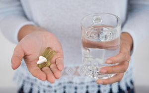 Не витрачайте гроші: ці популярні вітаміни для волосся шкодять