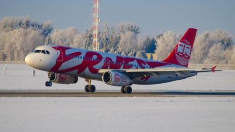 Італійський лоукостер призупиняє рейси в Україну