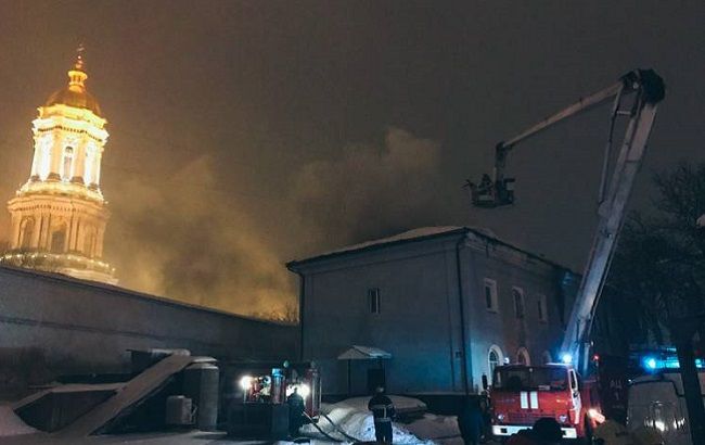 "По схеме работают": в сети разгорелся скандал из-за пожара в Лавре
