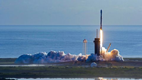 Перший запуск року. SpaceX відправляє в космос нові супутники: трансляція