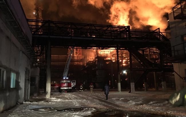 У ДСНС розповіли про хід ліквідації пожежі на заводі в Калуші