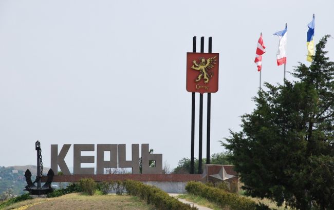 В Крыму 3 человек арестовали за фотографии с украинским флагом