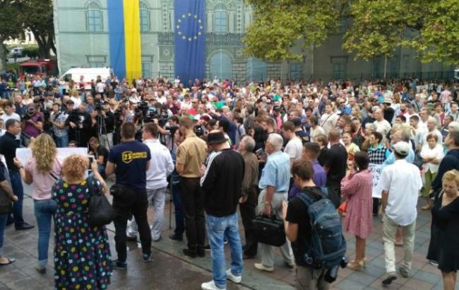 Близько тисячі одеситів біля будівлі мерії вимагають відставки Труханова